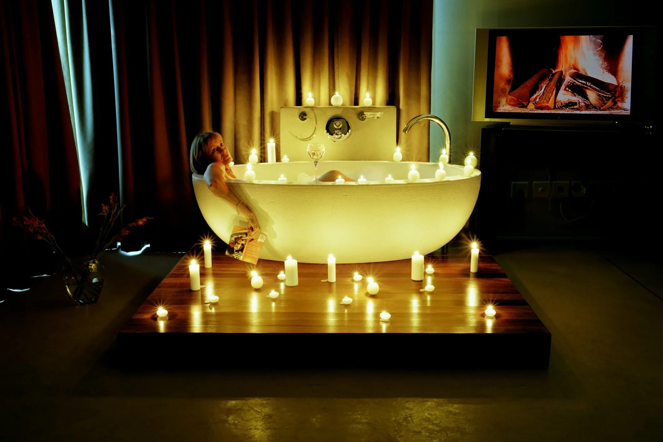 Ванная с пеной и свечами. Свечи в ванной. Свечи в ванной. Свечки в ванной. Релакс в ванной со свечами.