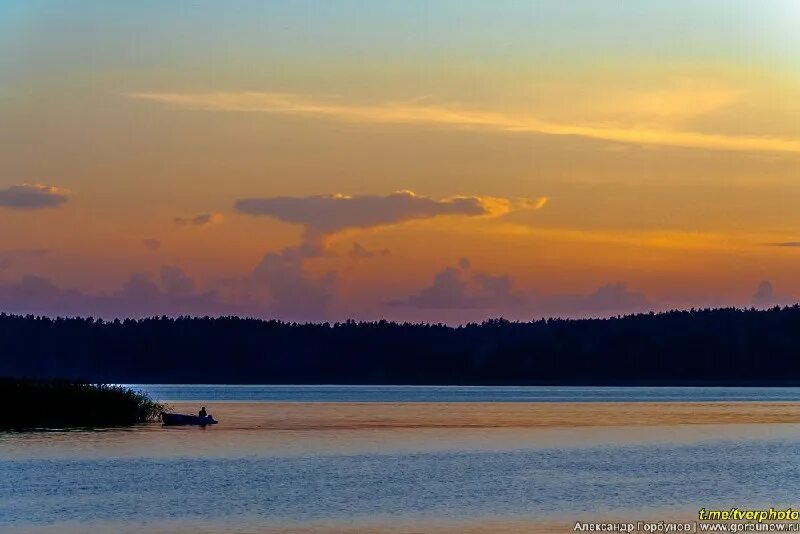 Восход в карелии. Венера и юпитер на небе сейчас. После захода солнца 2023. Луна и венера на небе. Оранжевый закат.