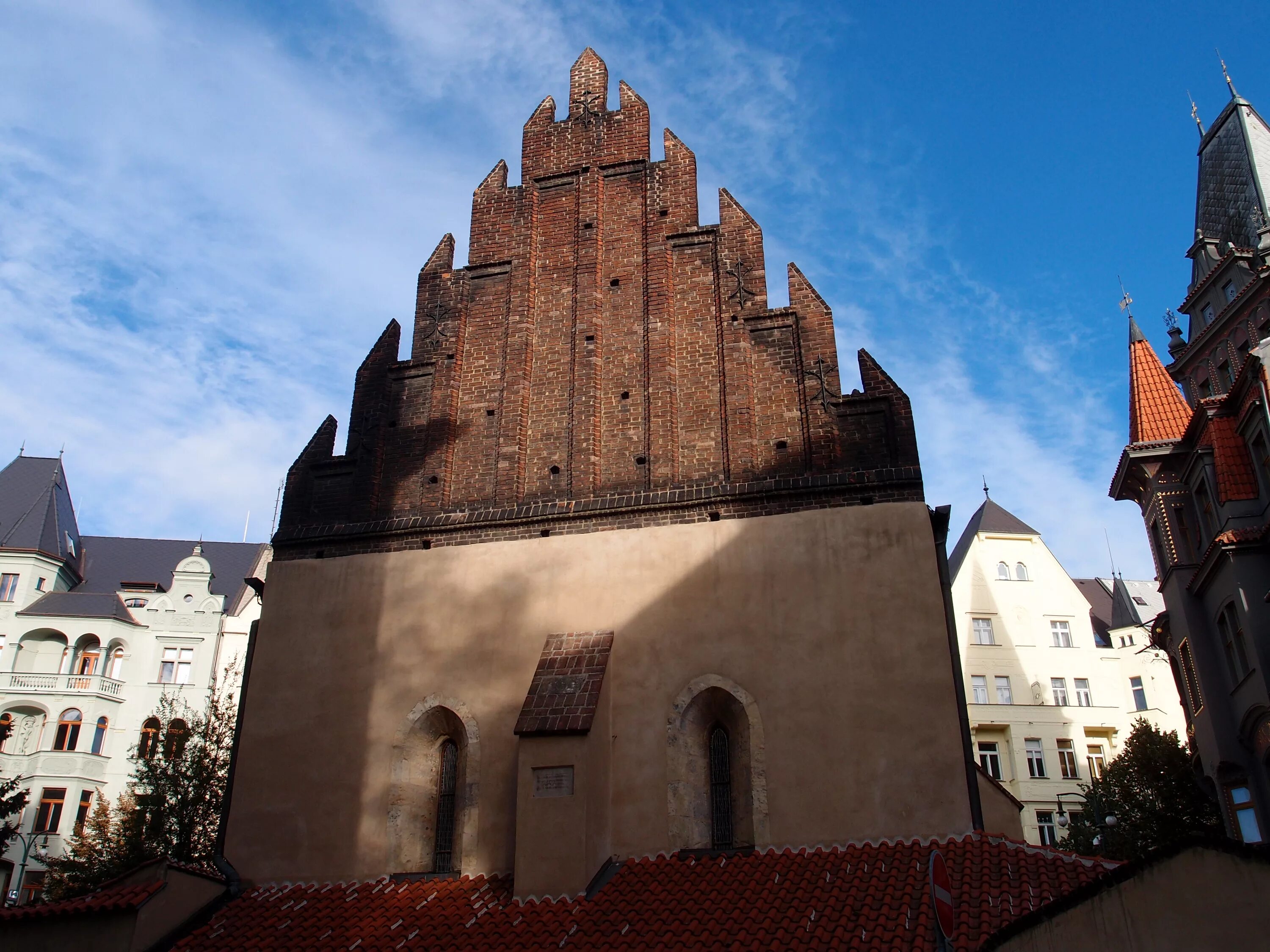 Пражской синагоги. Староновая синагога в Праге. Еврейская синагога Прага. Старая новая синагога в Праге. Еврейский квартал в Праге синагоги.
