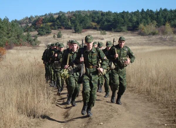 Взвод пойти. Солдаты на марш броске.