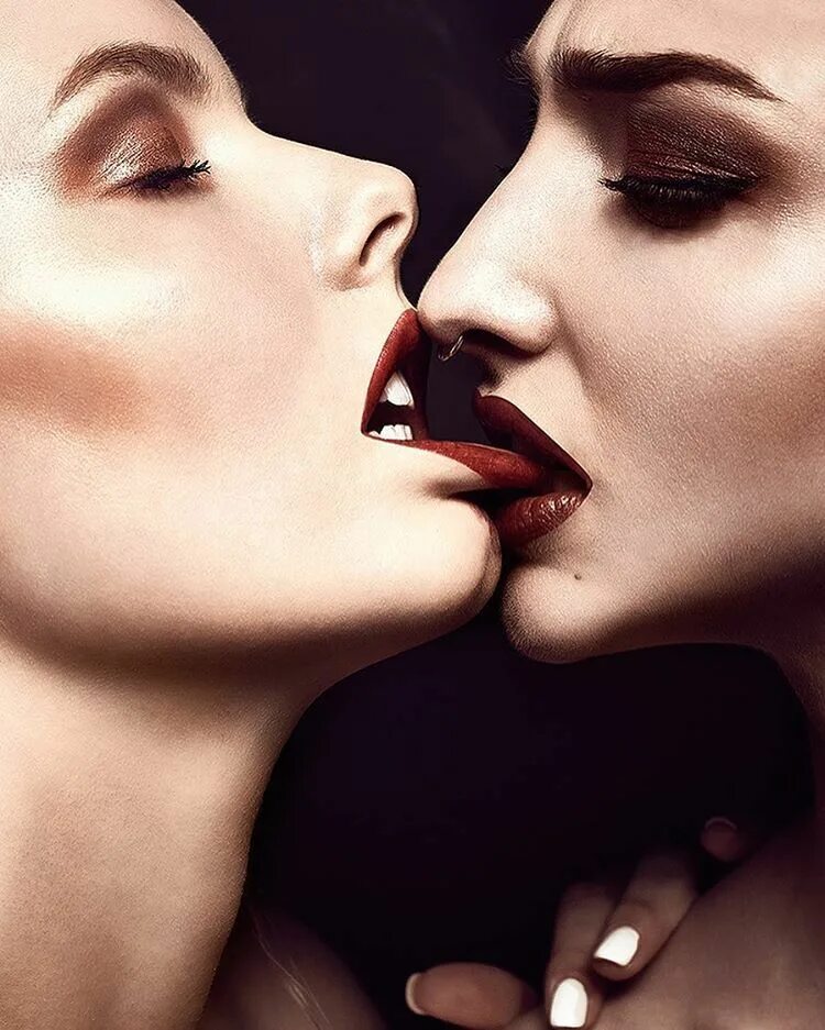 Липстик Лесбиян. Две девушки губы. Девушка целует девушку с языком. Поцелуй помада. Целуются и лижут друг друга