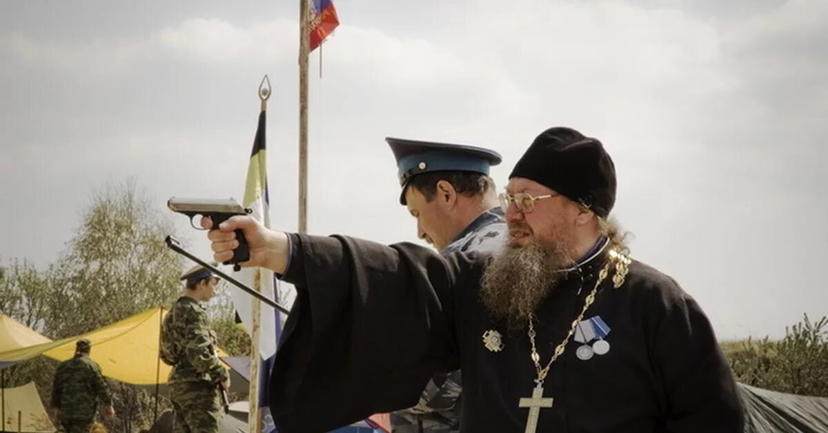 Священник с оружием. Боевой священник. Священник на войне. Священник с оружием в руках. Благословленное оружие