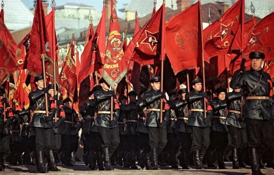 Год красной революции. Парад Октябрьской революции СССР. Парад 7 ноября 1967 года на красной площади. Парад в честь Великой Октябрьской социалистической революции. Парад 7 ноября день Великой Октябрьской социалистической революции.