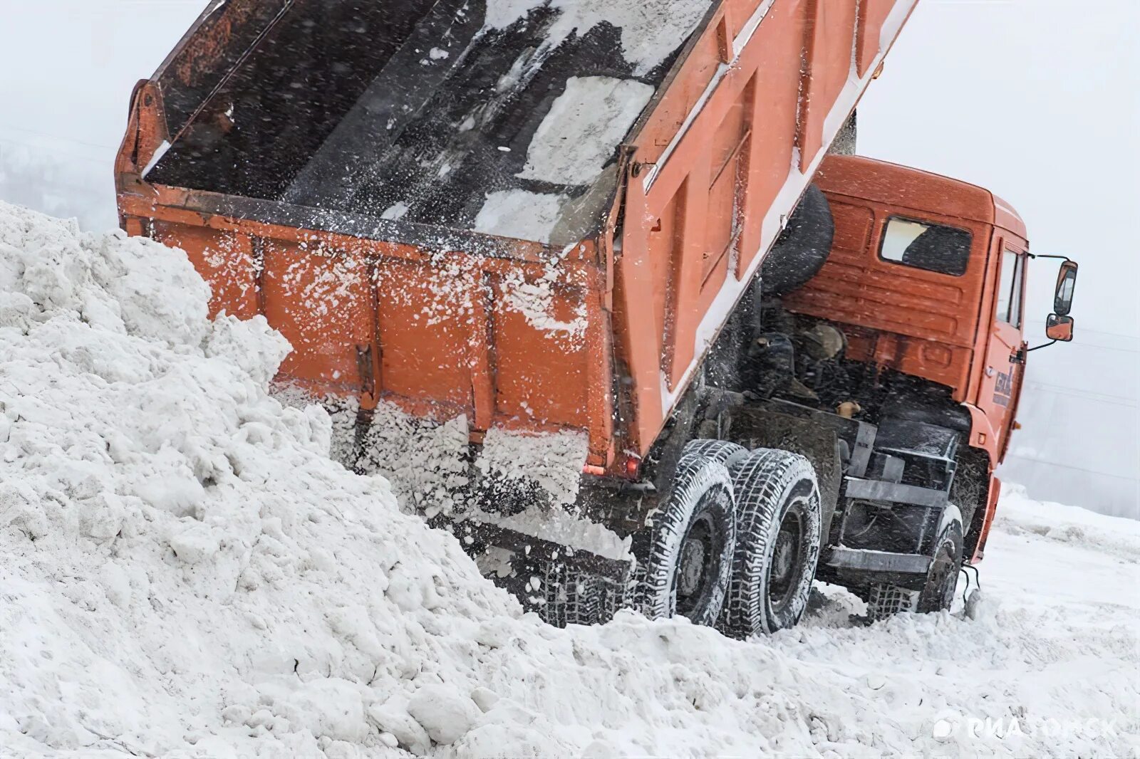 КАМАЗ 65115 самосвал снег. КАМАЗ снегом 65115. Вывоз снега КАМАЗ 65115. КАМАЗ 55111 снег.