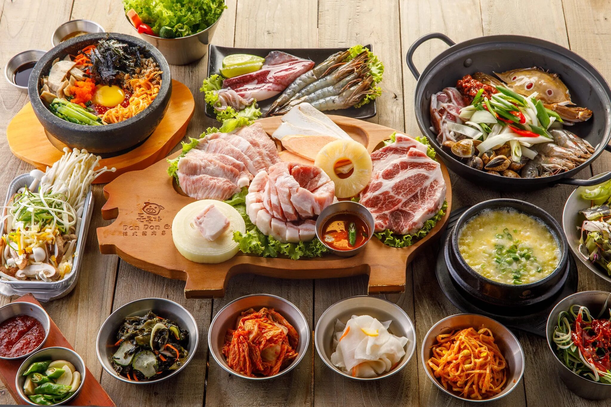 Корейские морепродукты. Корейская еда. Стол с едой. Корейский стол с едой. Закуски на стол.