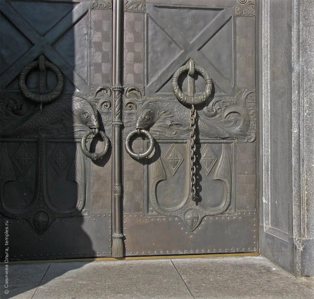 судовые двери конца 19 века. никольский собор кронштадт двери. морской никольский собор кронштадт дверь. двери кронштадт. огромные двери в санкт-петербурге.