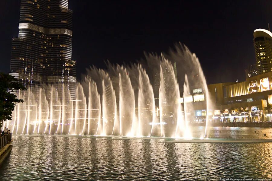 Дубайские фонтаны. Бурдж Халифа фонтаны. Поющие фонтаны Бурдж Халифа. Дубай Бурдж Халифа Поющие фонтаны. Поющие фонтаны в Дубае (фонтан Дубай).