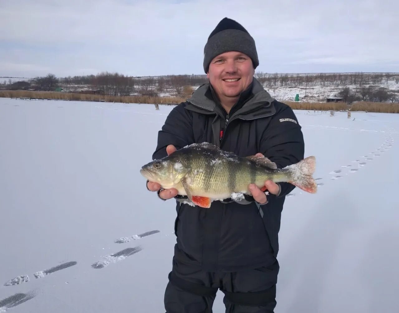 Зимняя рыбалка. Рыбалка на озере зимой. Зимняя рыбалка 2021. Рыбалка на реке. Отчеты о рыбалке на озерах