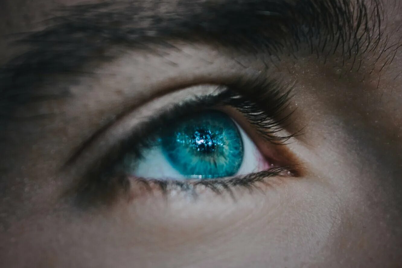 Бегущими глазками. Голубые глаза мужские. Красивые глаза. Красивые глазки. Синие глаза мужские.
