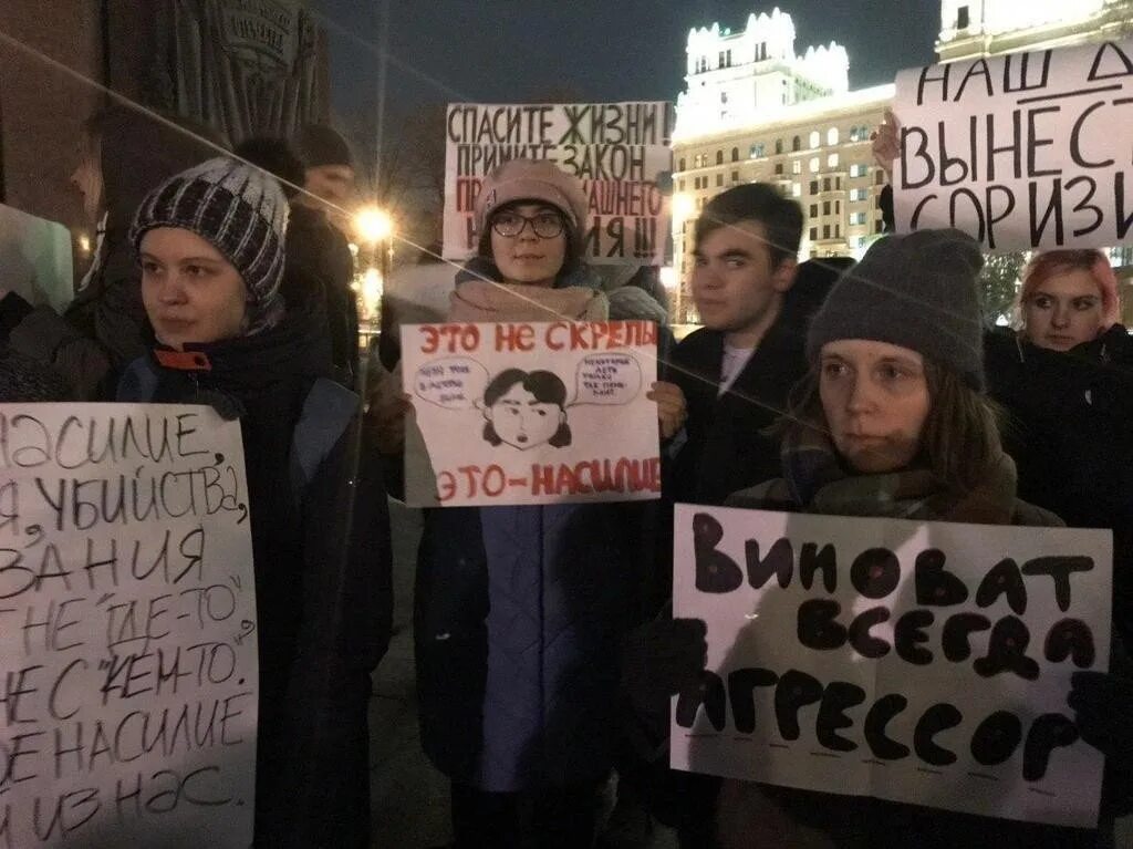 Митинг феминисток. Митинг феминисток в Москве. Феминистки Москвы. Акции против законов феминизм. Парень заехал в центр митинга феминисток