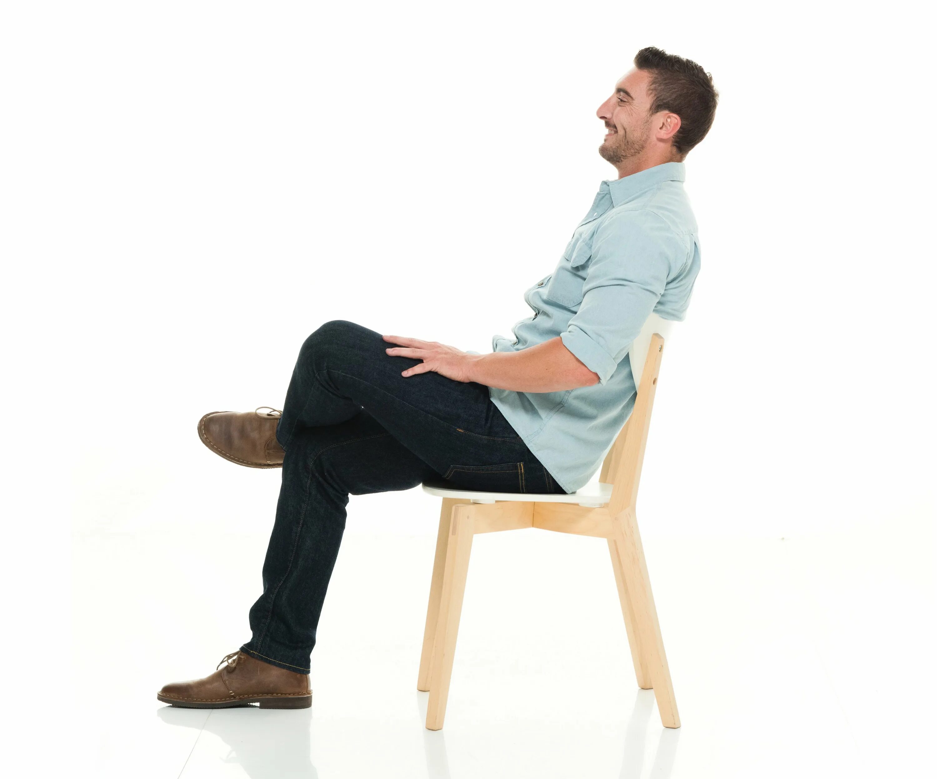 Человек на стуле. Человек на стуле сбоку. Сидячий человек. Мужчина сидит.