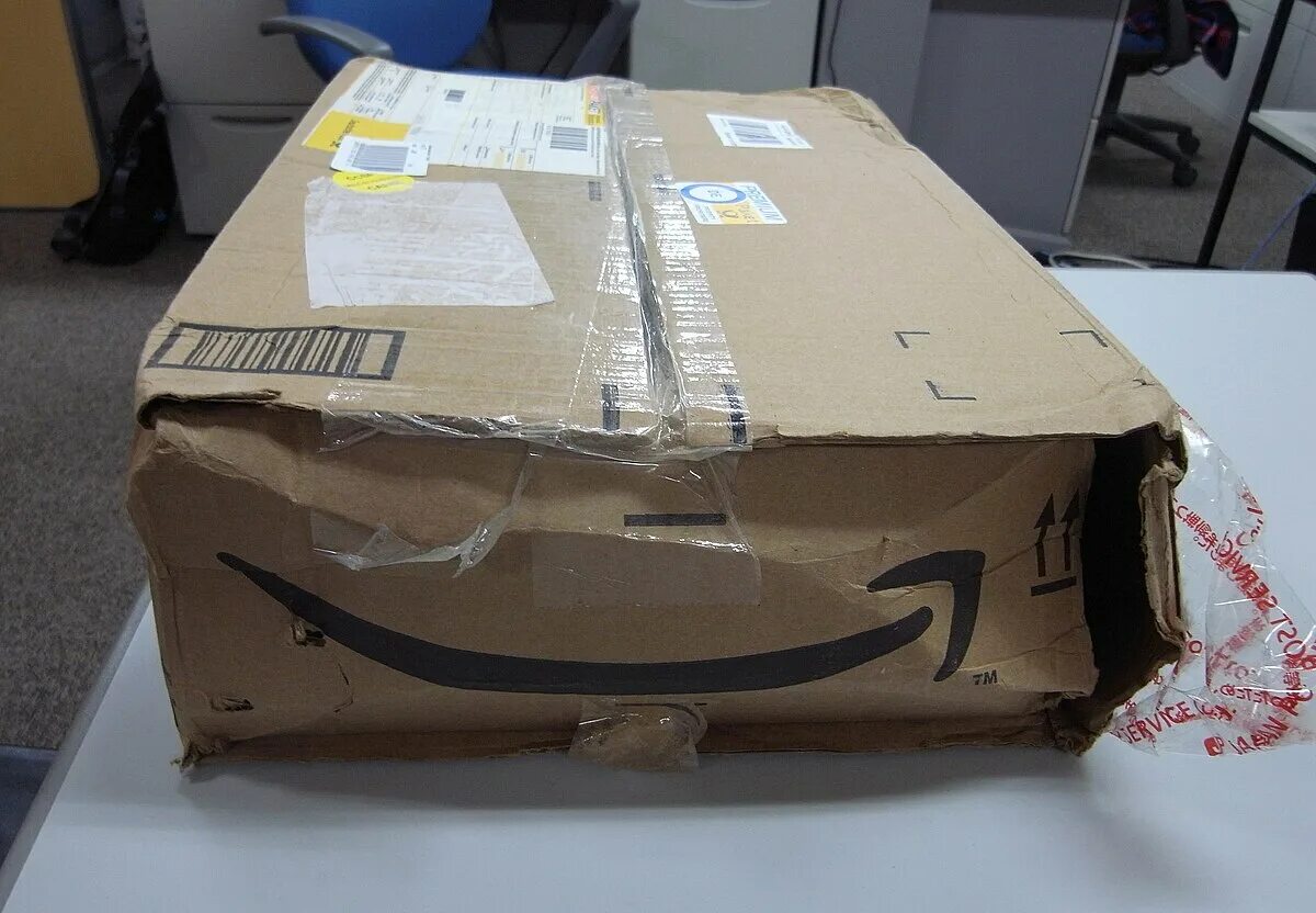Упаковка посылки. Упаковка Амазон. Амазон посылка. Поврежденная коробка.