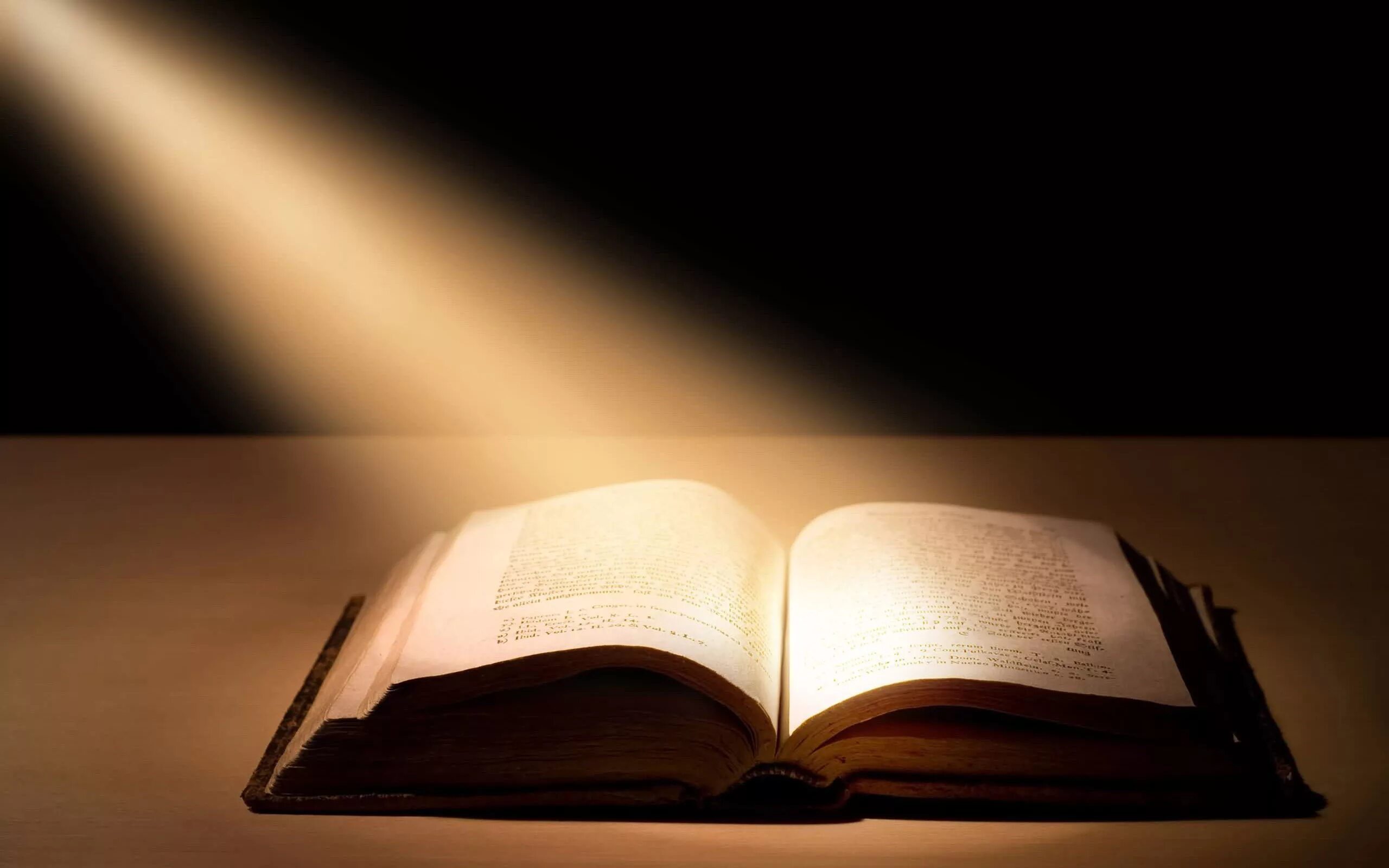 Давали сильные знания. Заставка в книге. Чтение Священного Писания. Книги на темном фоне. Красивый фон с книгами.