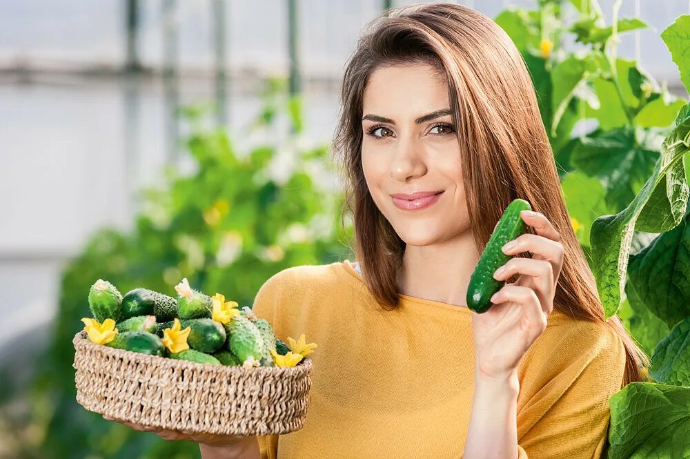 кушать огурец. человек ест огурец. девушка ест огурец. фото с огурцом девушки. кушает огурец.