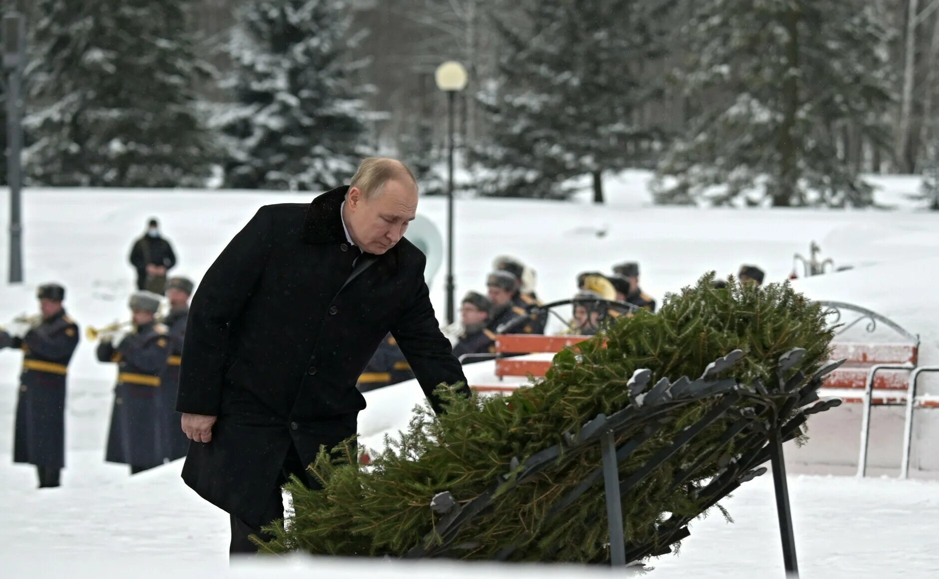 Возложение венков на Пискаревском кладбище 2022. Возложение цветов на Пискаревском кладбище Путиным. Где можно возложить цветы в спб