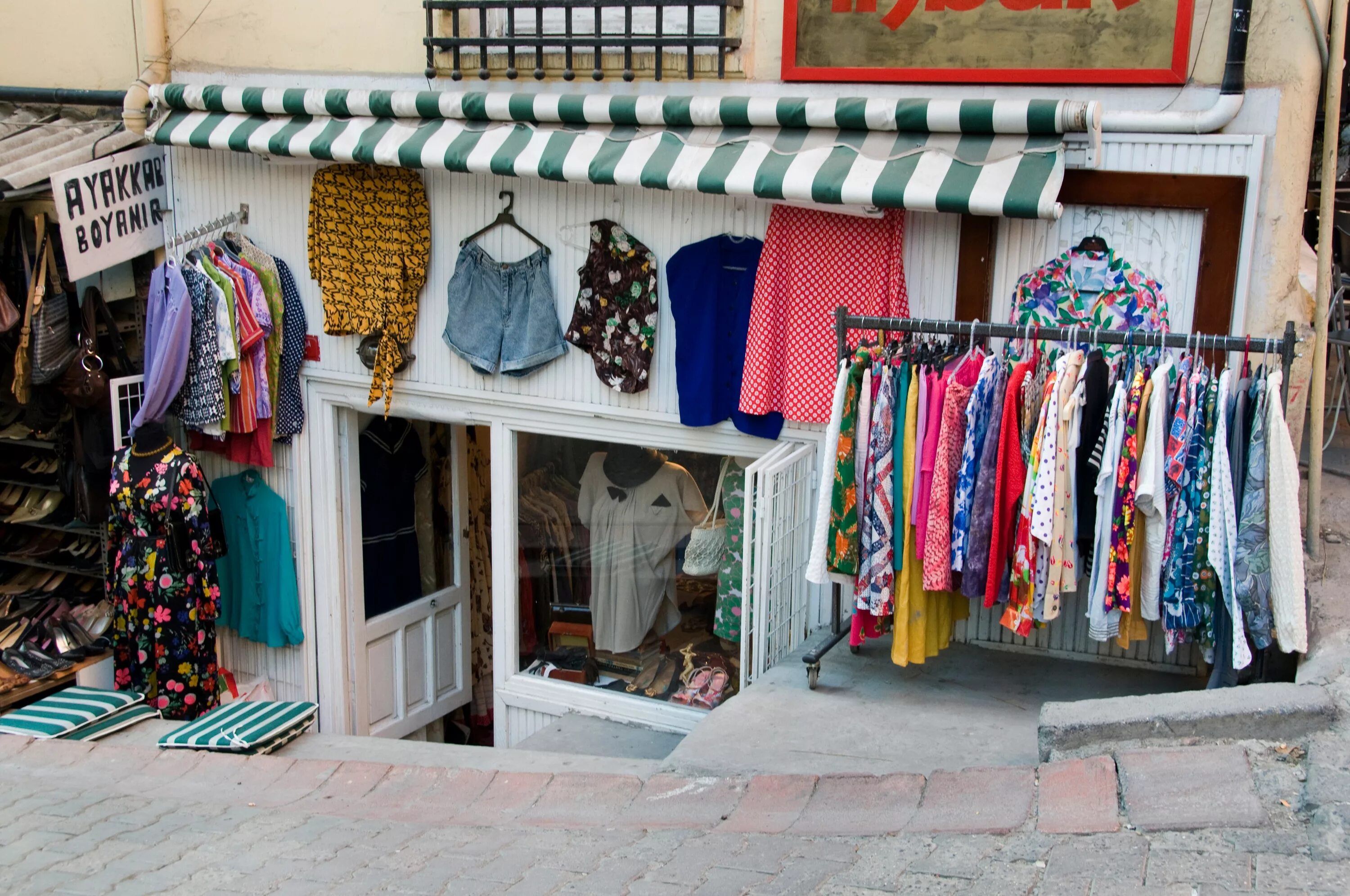 Стамбул где купить. Магазины одежды в Стамбуле. Стамбул рынок одежды. Турецкие магазины одежды в Стамбуле. Стамбул базар одежда.