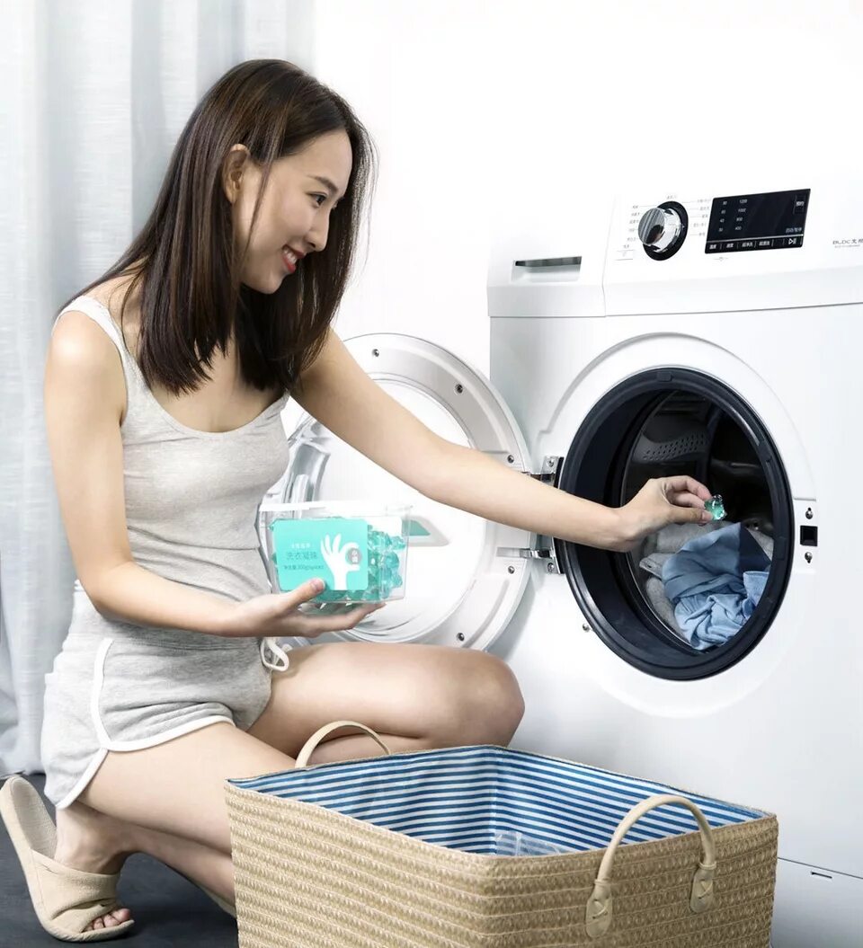 Мытье одежды. Капсулы для стирки Xiaomi small Leisure Laundry Beads. Стирка в машинке. Стиральная машинка с бельем. Стирка в стиральной машине.