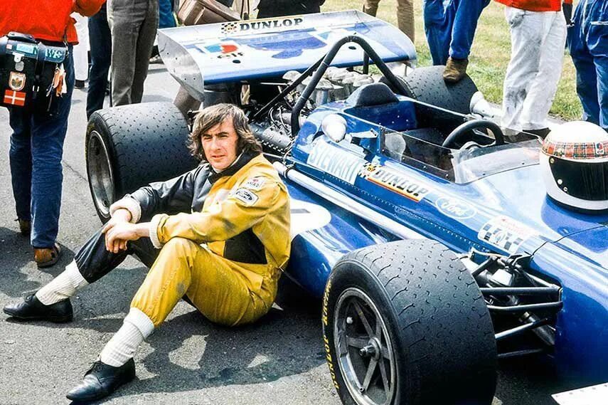 Стюарт гонщик. Джеки стюарт формула 1. джеки стюарт гонщик. jackie stewart 1973. джеки стюарт британский автогонщик.