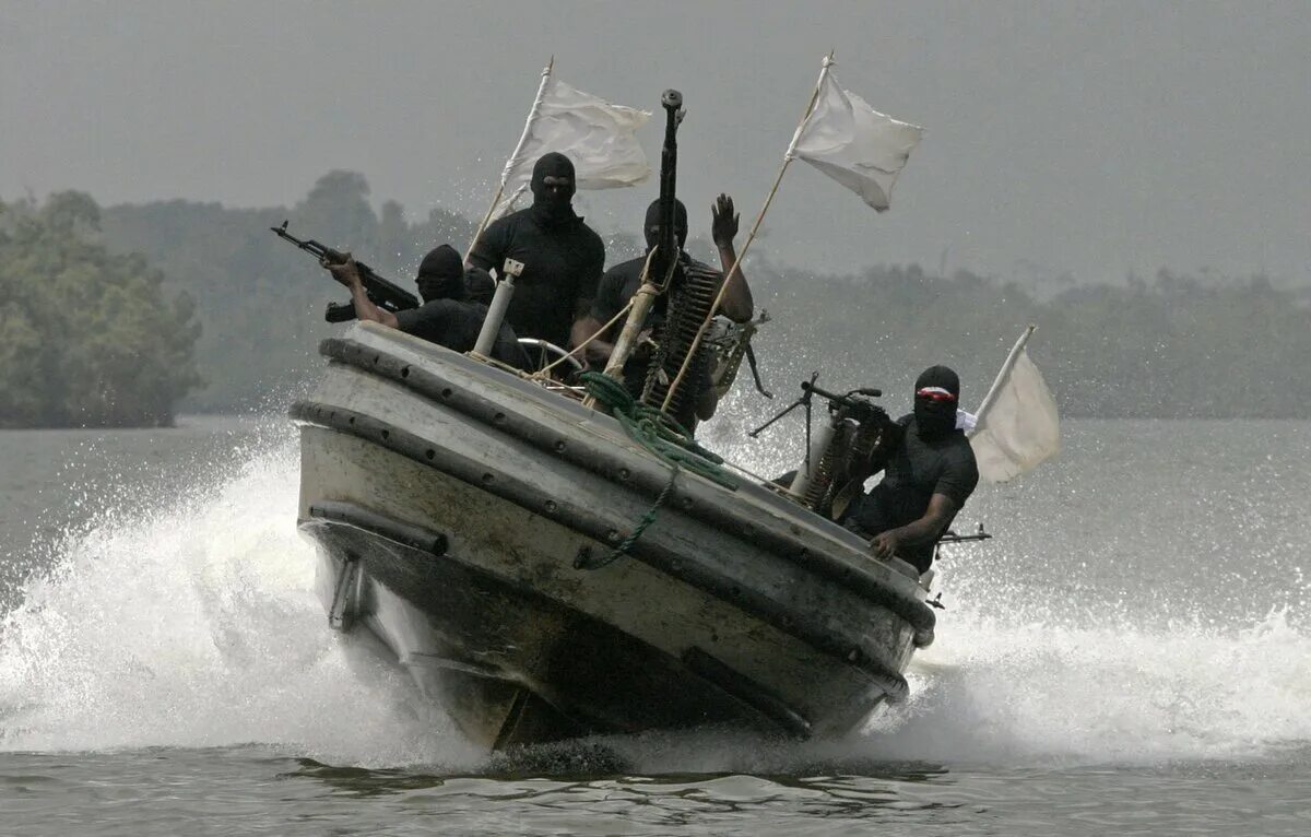 Морской нападение. Аденский залив сомалийские пираты. Сомалийские пираты захват судна. Сомалийские пираты 2021.
