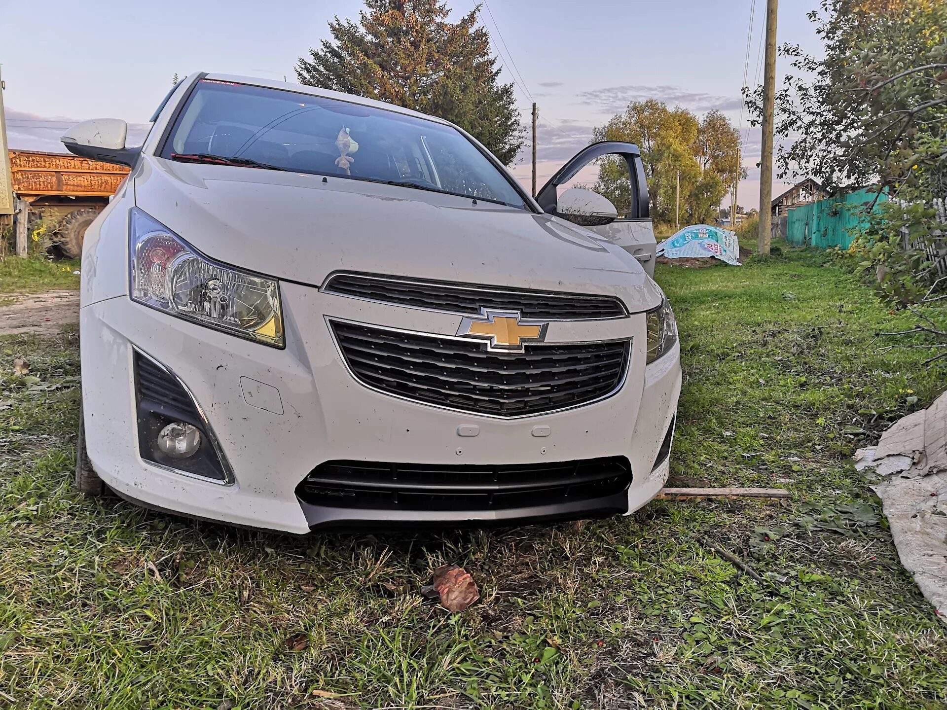 Шевроле Круз 2014 губа переднего бампера. Chevrolet Cruze губа переднего бампера. Нижняя губа бампера Шевроле Круз 2012. Шевроле Круз белый сплиттер бампера. Тюнинг бамперов шевроле