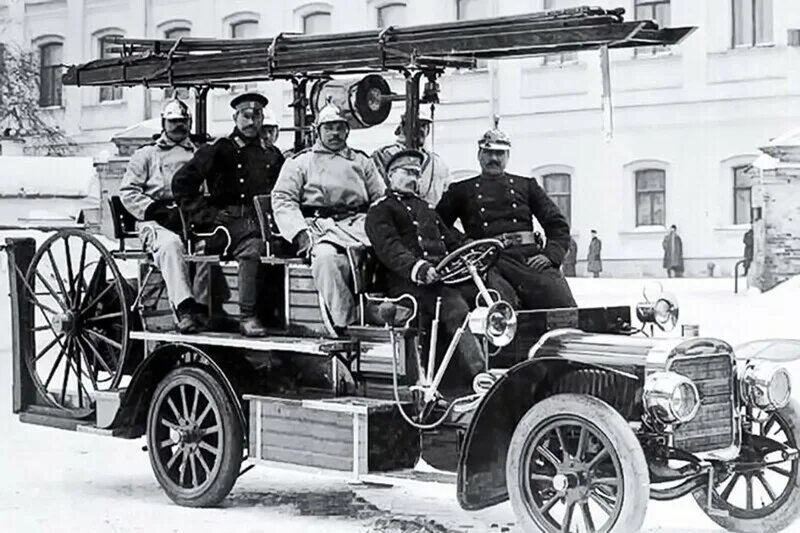 Первый автомобиль в москве. Пожарная машина Вандерберг 1901. Пожарная команда Царская Россия 1907. Пожарная команда Санкт-Петербурга 19 век. Фрезе. 1904.