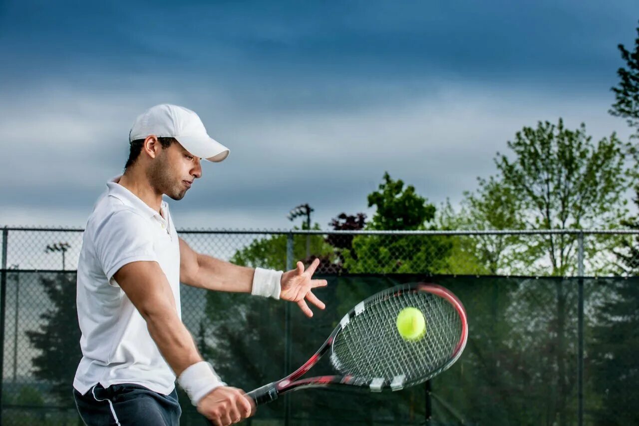 We play tennis when. Миллер теннисистка. Хью Джекман большой теннис.