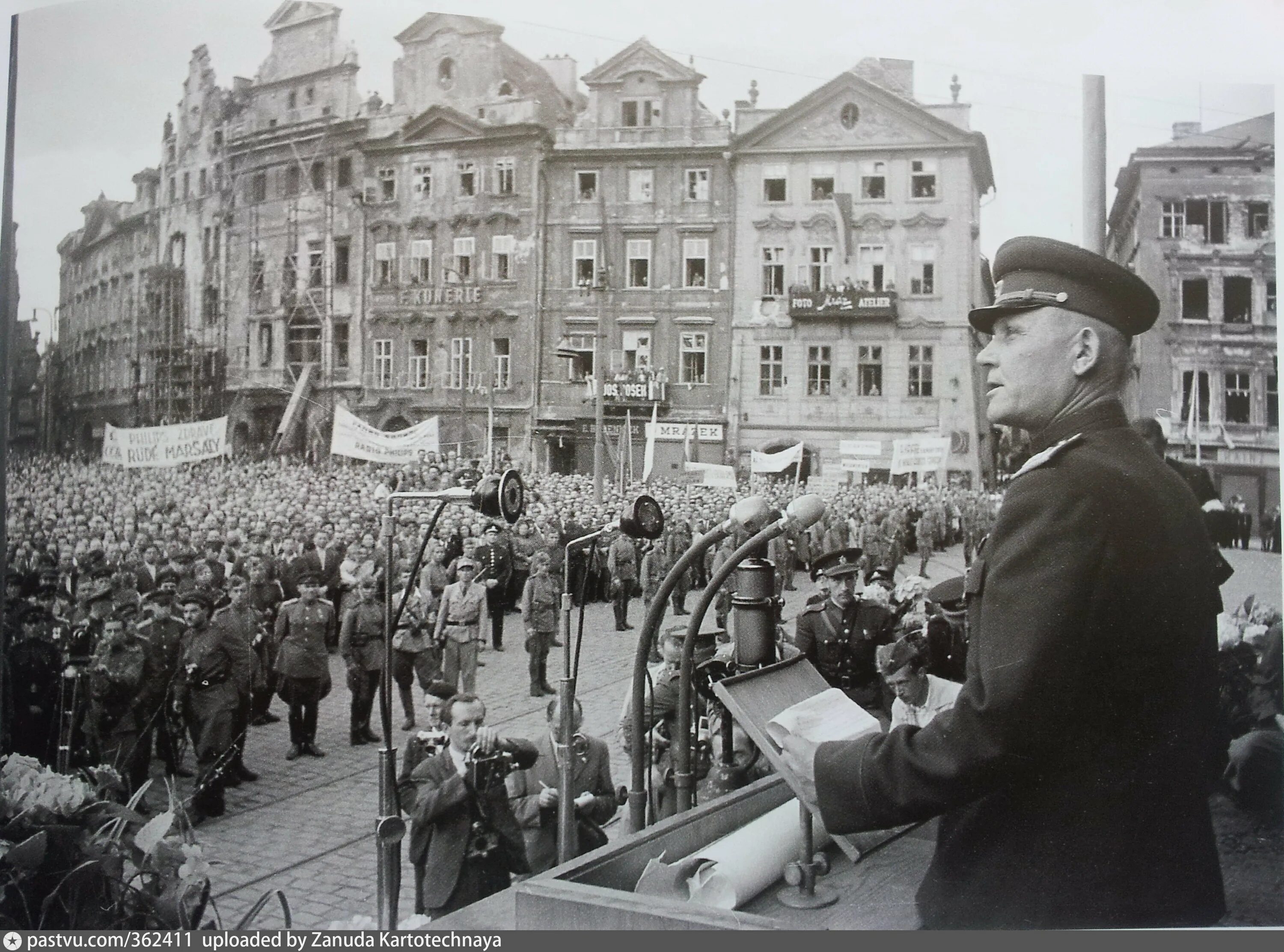 Конев в Праге 1945. Маршал Конев в Праге 1945. Освобождение Праги Конев. Советские войска в Праге 1945.