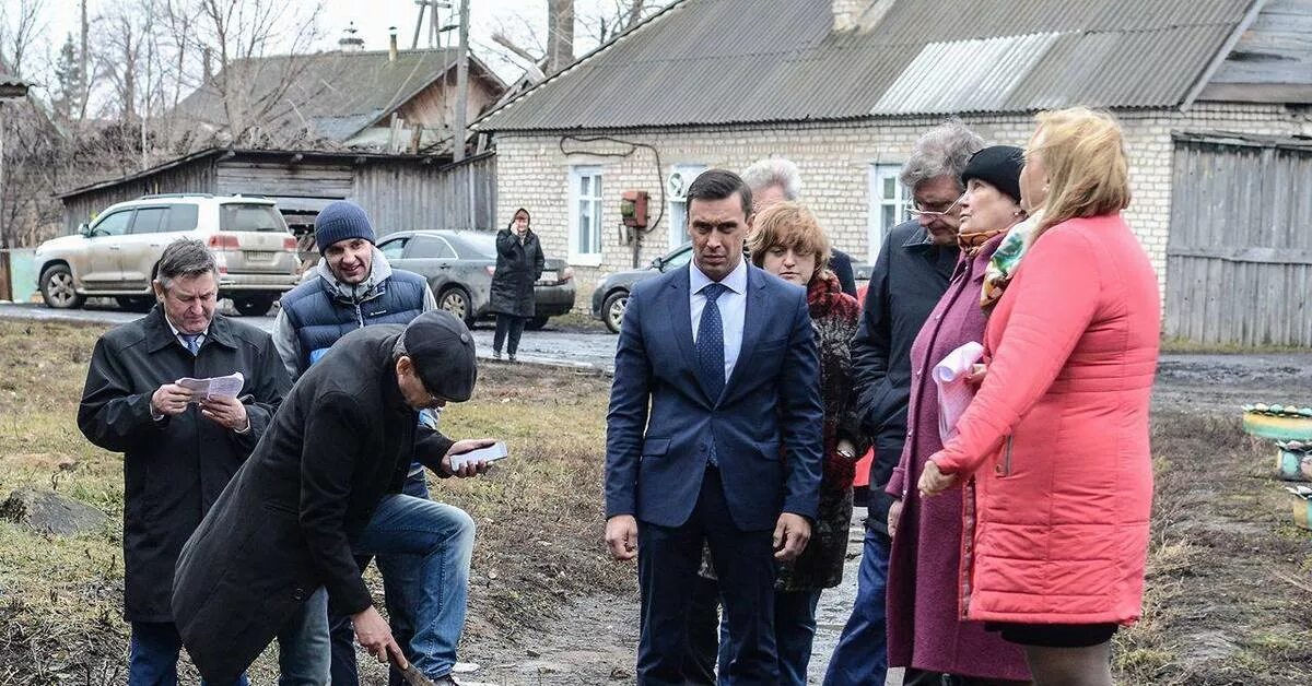 Куда приезд. Городской приехал в деревню. Приезд городского в деревню. Деревенский чиновник. Богатая деревня.