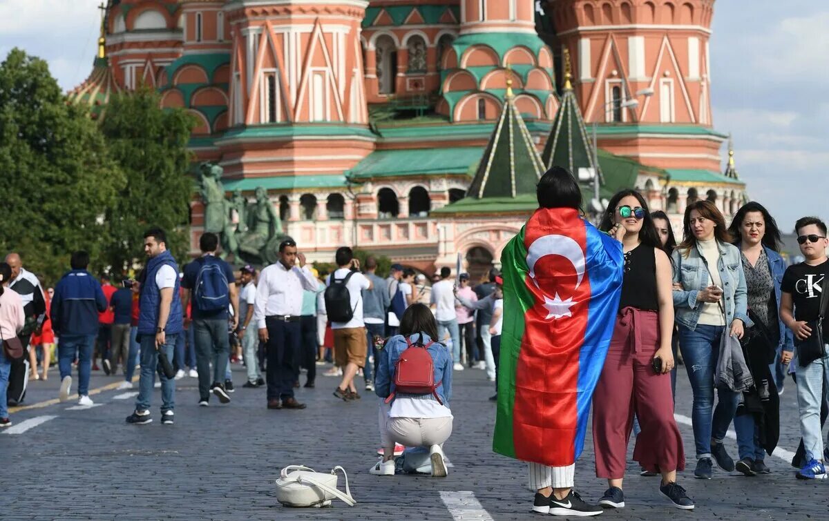 Москве азербайджанку. Корейцы на красной площади. Китайцы на красной площади. Таджик на красной площади. Иностранцы на красной площади.