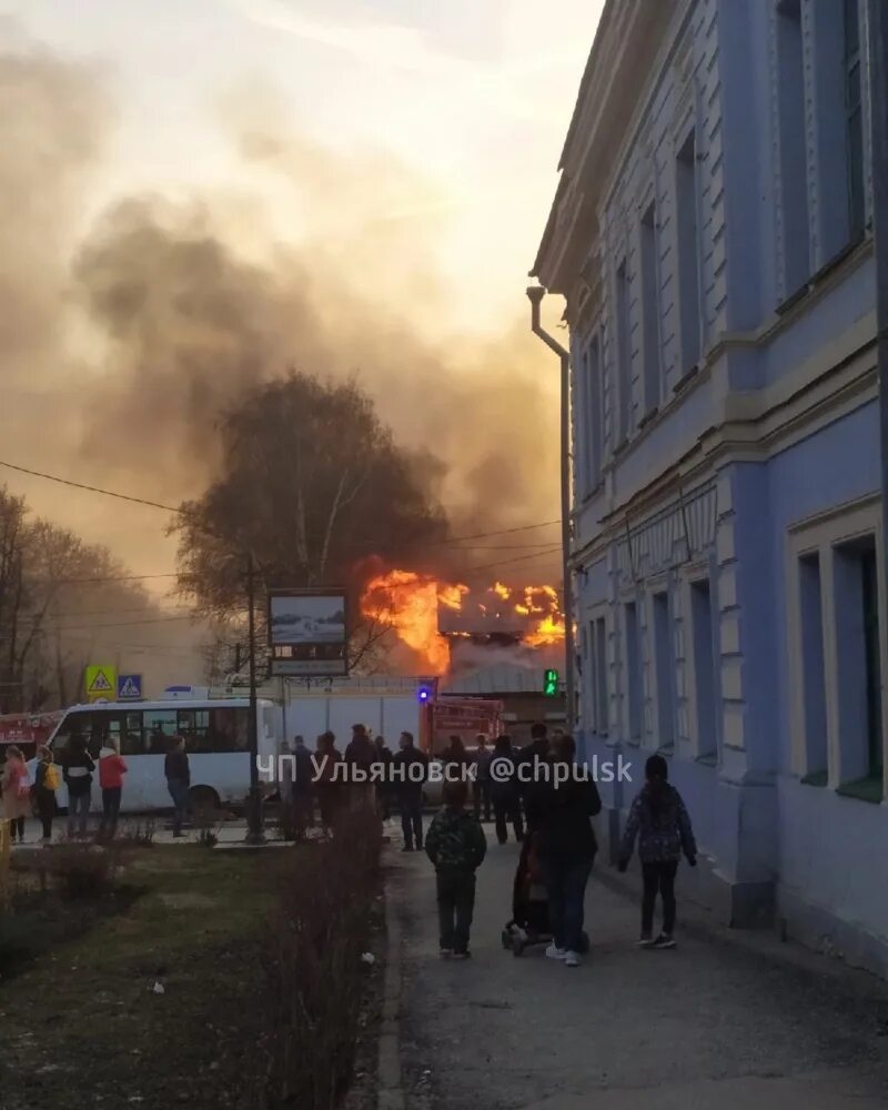 Что горит в ульяновске сейчас. Улица льва толстого ульяновск. льва толстого ульяновск. пожар на льва толстого ульяновск. что горит в ульяновске.