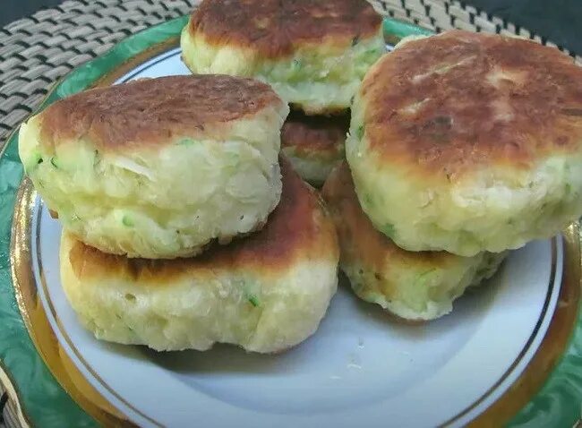 Оладушки из кабачков с сыром. Оладушки из кабачков на кефире. Оладушки из кабачков на кефире. Оладушки из кабачков на кефире. Оладушки кабачковые на кефире.