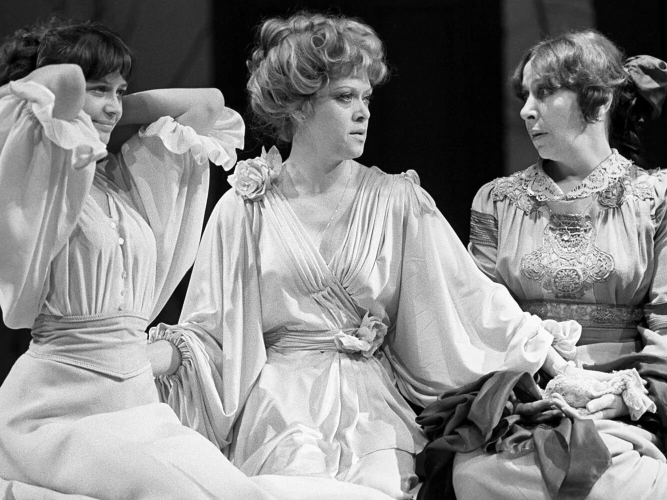 Елена миллиоти современник. 203-205 спектакль современник. Вишневый сад гармаш спектакль. Марина неёлова сбор труппы современника. Марина неёлова в театре.