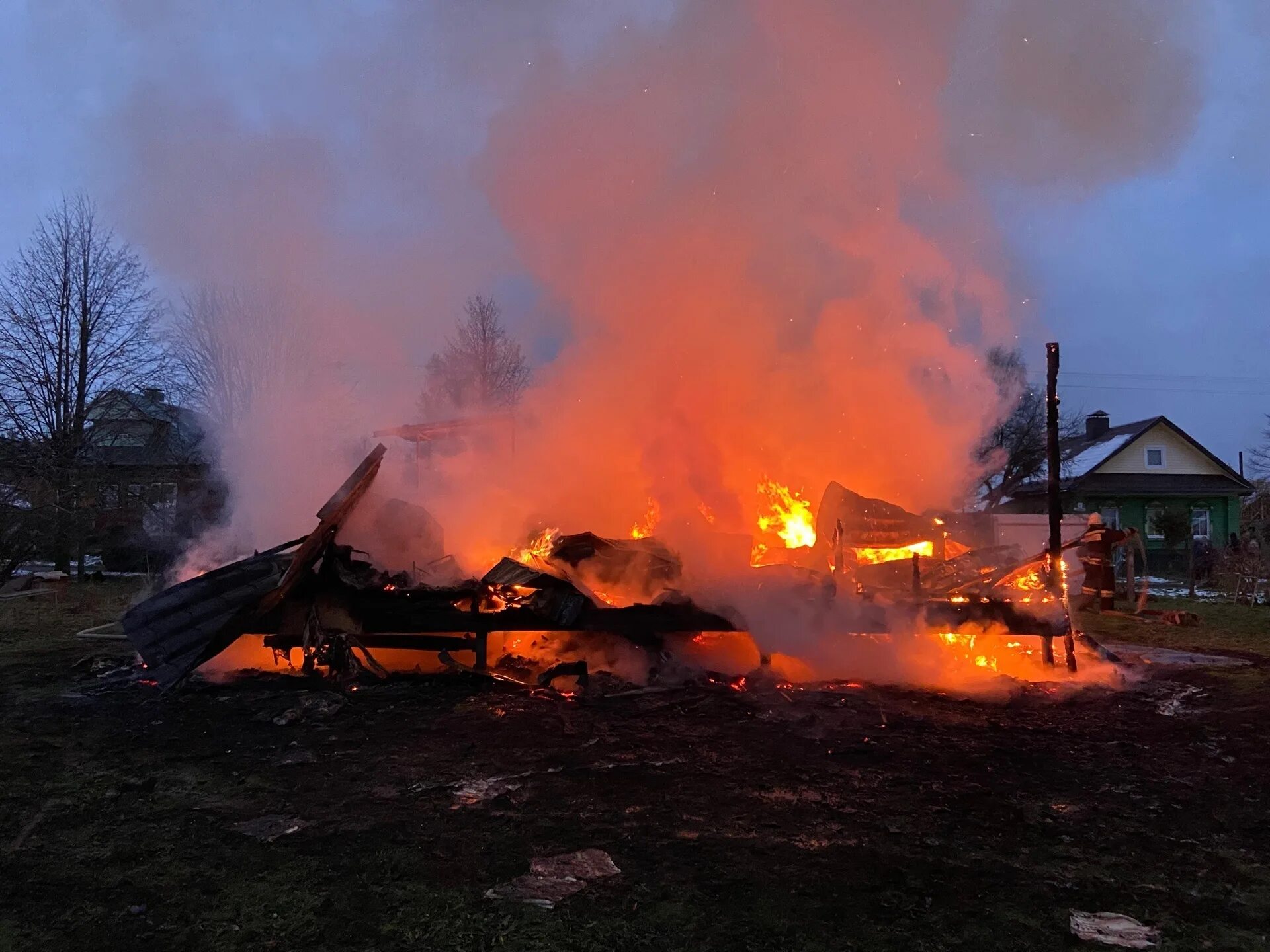 Шашково рыбинский. Пожар в доме. Сгоревший дом. Шашково пожар. Пожар в пос Приозерный.