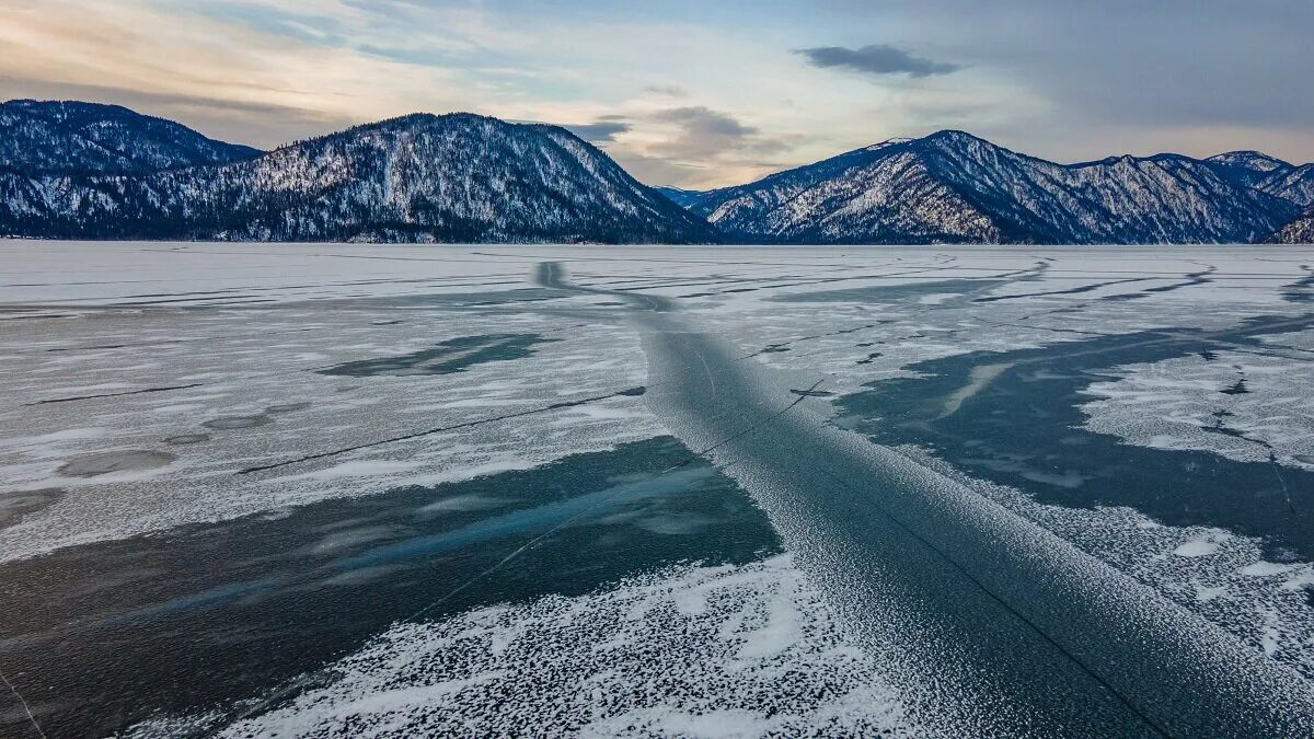 Замершее салсотто. Телецкое озеро лед. Замерзшее Телецкое озеро. Телецкое застывший лед. Телецкое озеро зимой.