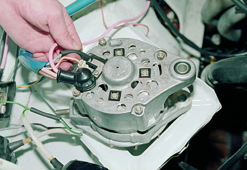 Провода на генератор 80а ваз 2115. Реле лампы заряда 2107. Схема генератора г222 ваз 2106. Коема на генератор ваз 2109. Генератор ваз 2106 щеточный.