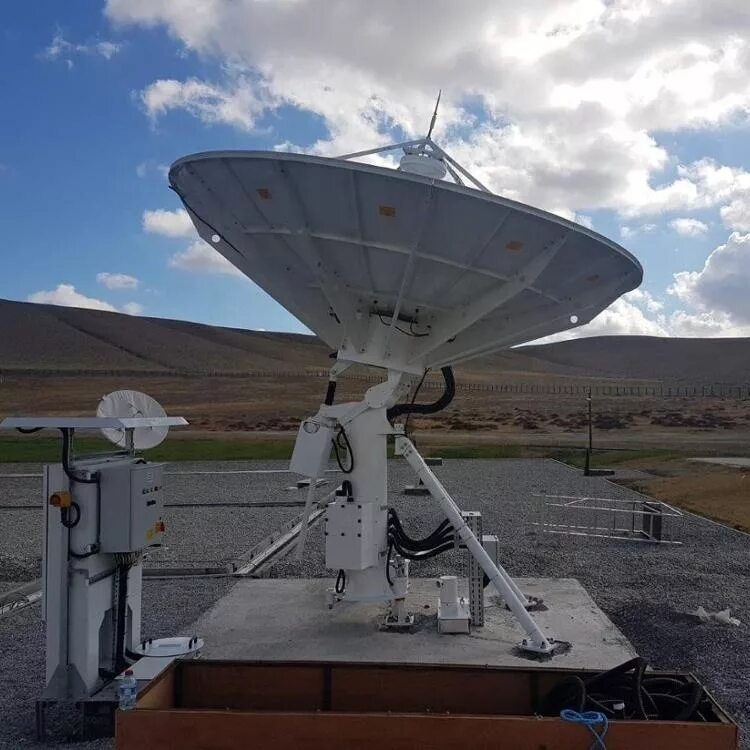 Земная станция связи. Судовая земная станция VSAT ku антенный блок Adu. ... Станция спутниковой связи кu диапазона. Антенны для наземной станции. Наземные антенны GPS.