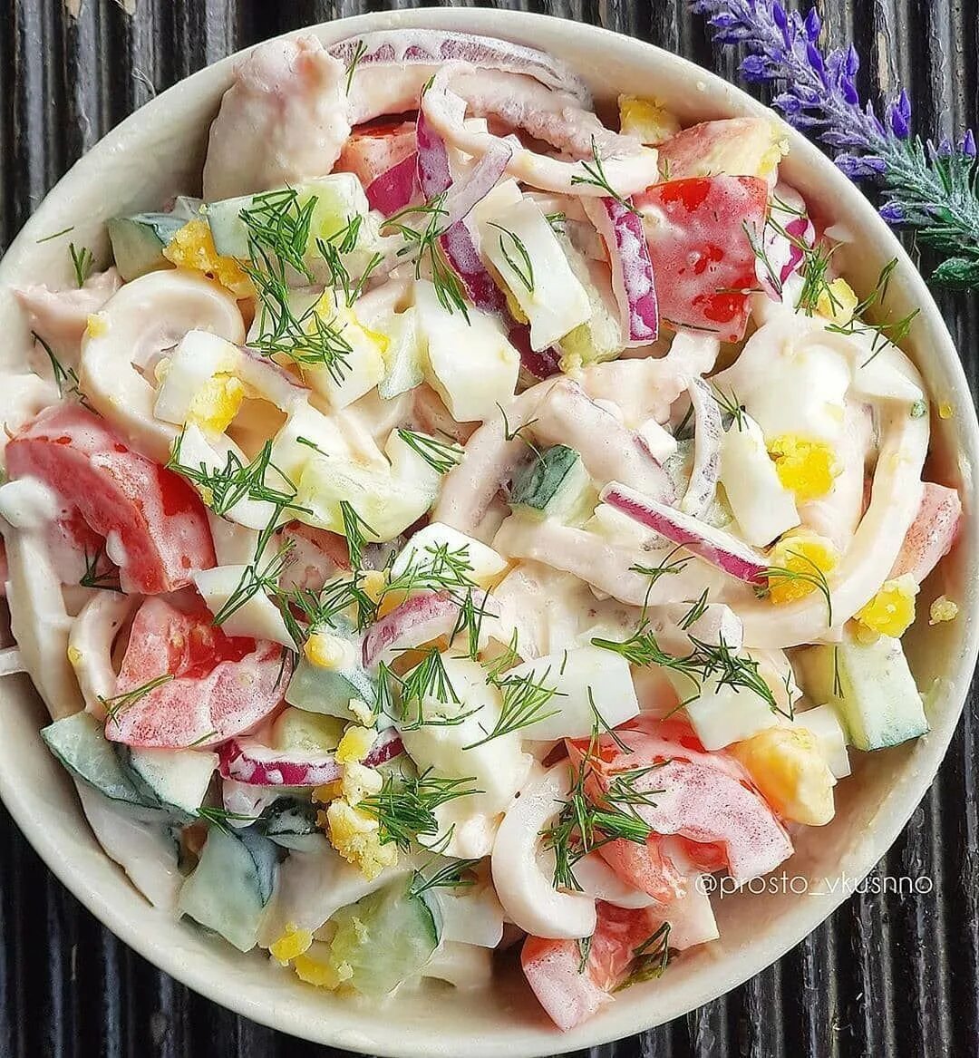 Салат с кальмарами и грибами. Салат с кальмарами и яйцом. Салат с кальмаром и огурцом. Салат с кальмарами и зеленым салатом. Салат с кальмарами.