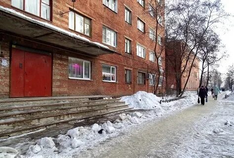 Жители дома по улице