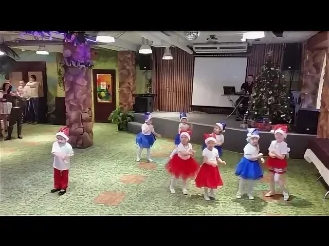 Лялечка танцует танец в детском саду