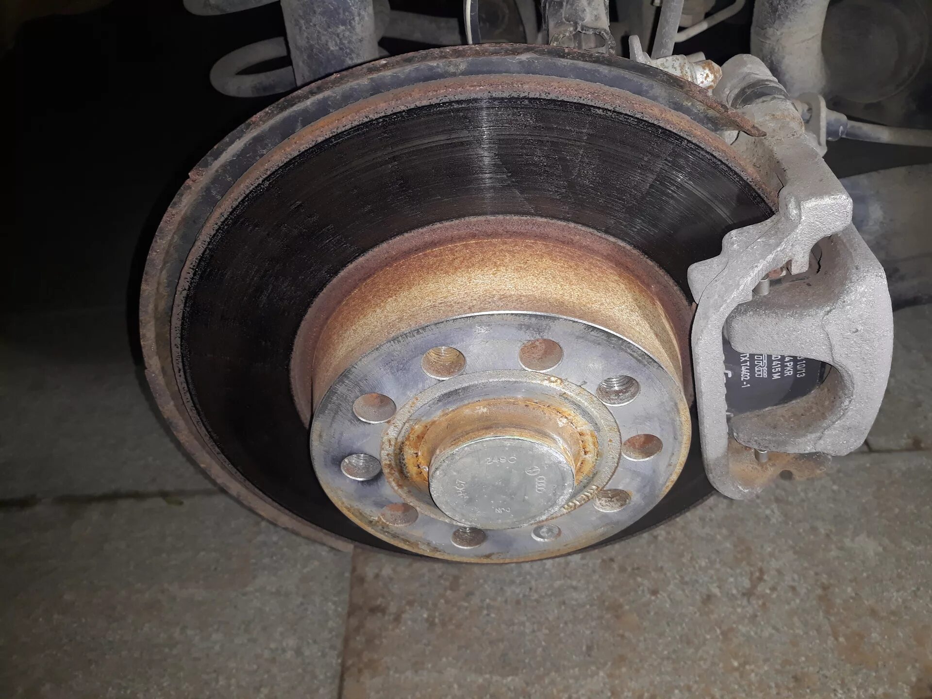 Ржавые тормозные диски. Ржавые задние диски. Ржавчина на тормозных дисках. Тормозной диск киа к5 ржавеет. Заржавели тормозные диски.