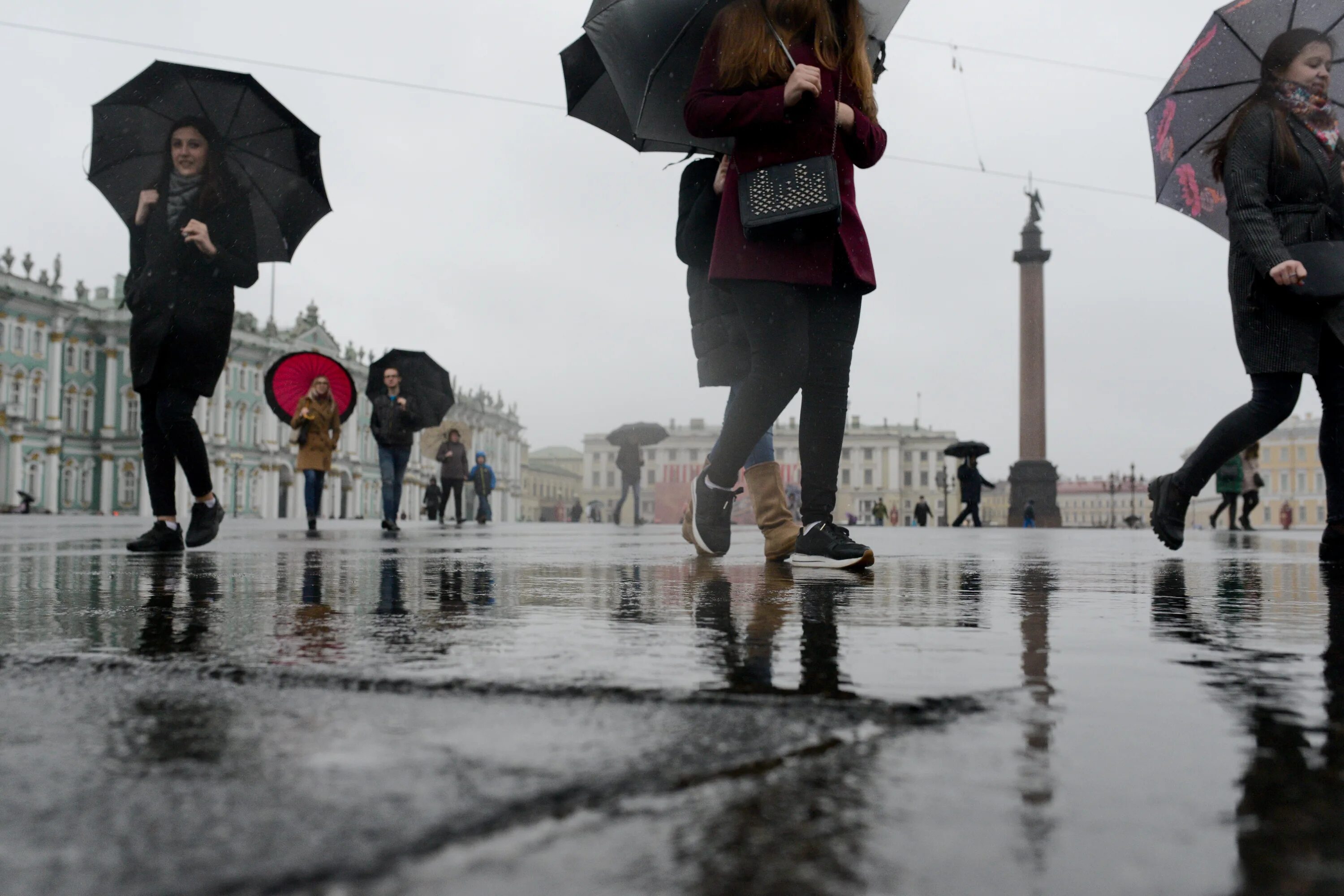 Воздух где идет в спб. В Питере ноябрь люди. Питерский ветер. Усиление ветра. Город люди ноябрь.