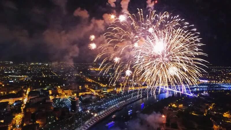 Салют победы видео. Салют Победы Тюмень. Парад Победы и салют Тюмень. Салют Тюмень 9 мая. Фейерверк с высоты птичьего полета.