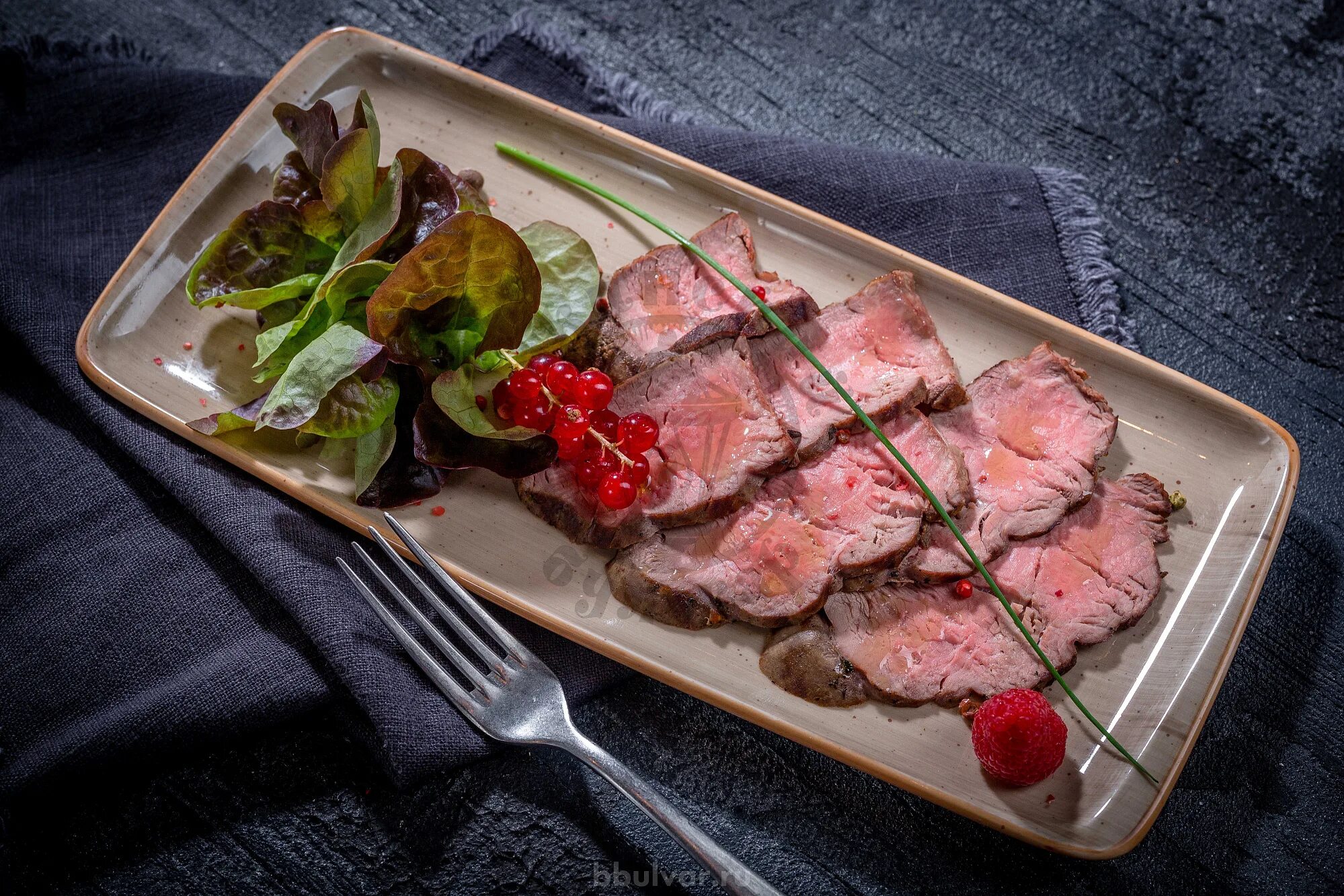 Ростбиф с гарниром. Ростбиф с битыми огурцами. Холодные мясные закуски. Ростбиф говяжий демиглас. Холодный ростбиф.