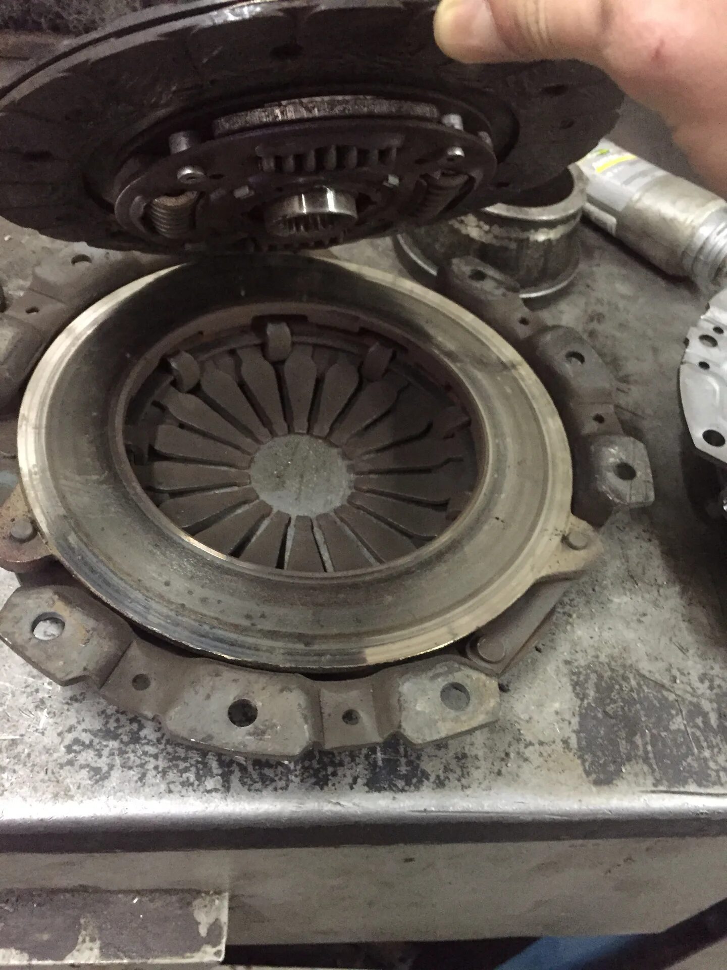 Сцепление для lifan x60 1. Сцепление лифан икс 60. Замена сцепления лифан смайл 1,3 артикул. 3. Лифан солано маховик 1.