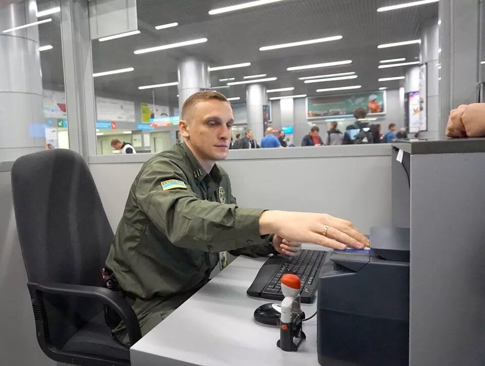 Пограничники в аэропорту. Киев аэропорт погран контроль. Зазимко пограничный контроль. Брат 2 пограничный контроль.