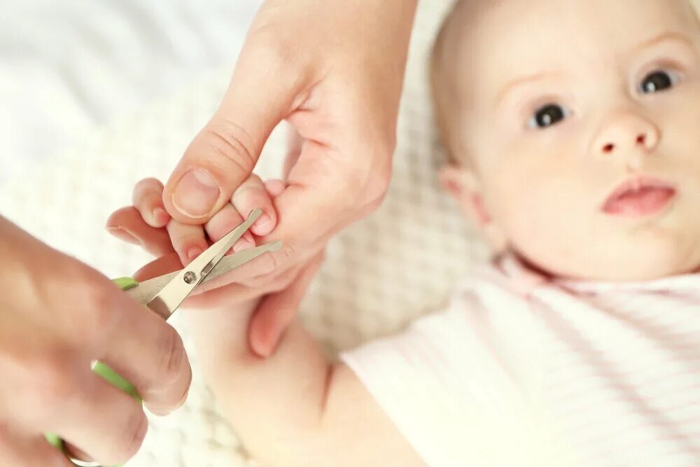 Как подстричь новорожденного. Подстригание ногтей у новорожденных. Стричь ногти новорожденному. Как подстричь ногти новорожденному. Мама подстригает ребенку ногти.