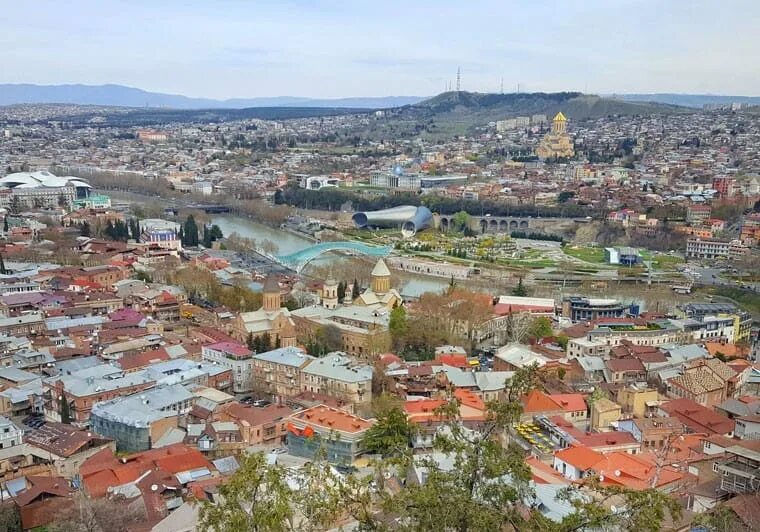 Погода в тбилиси в апреле. Тбилиси сейчас. Тбилисская телевышка тбилиси, парк мтацминда. Тбилиси климат. Грузия в апреле фото.