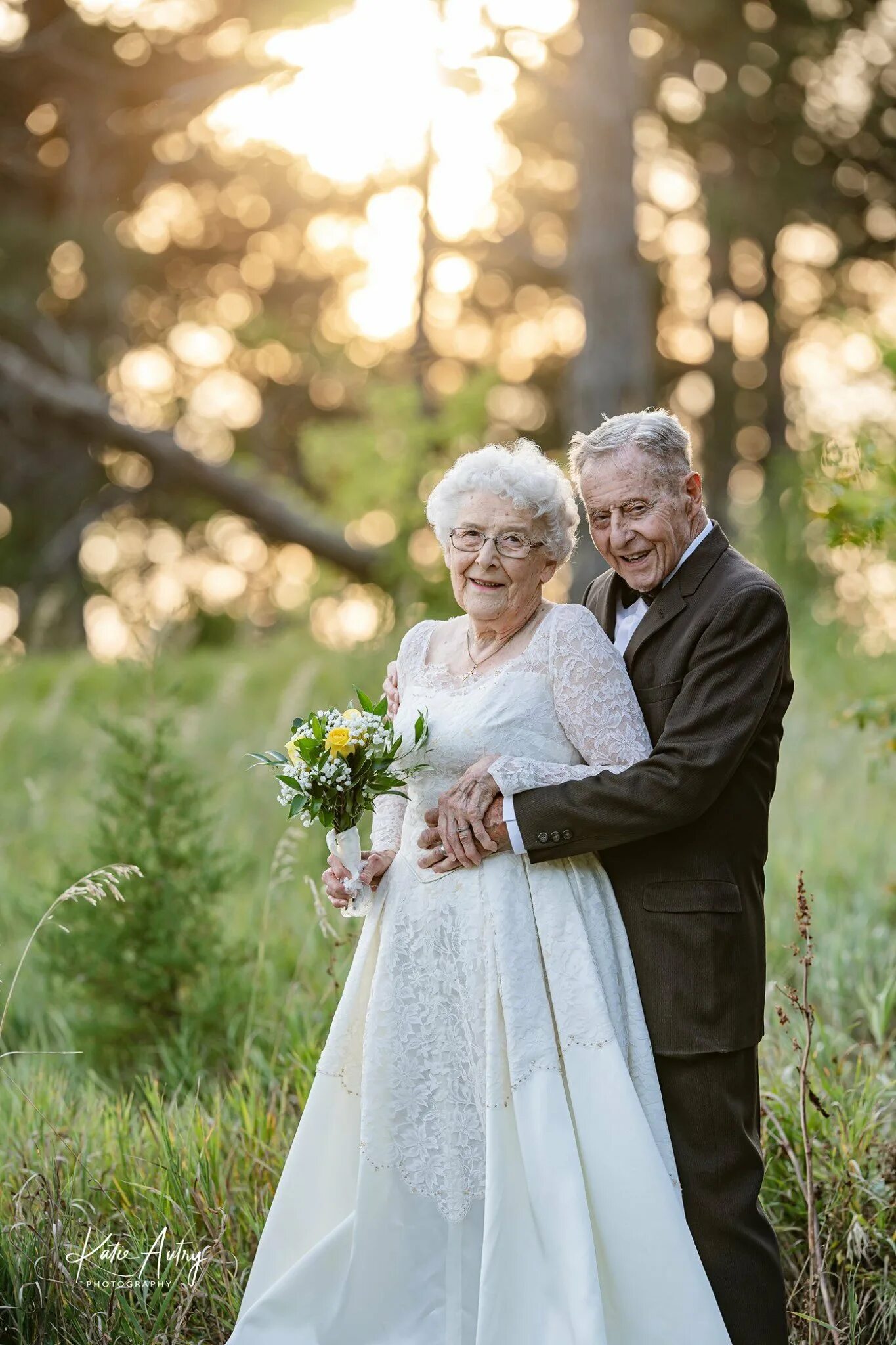 Невеста проживающая 7 жизнь. Пожилые жених и невеста. Невеста в возрасте. Свадьба пожилых. Свадебная фотосессия.