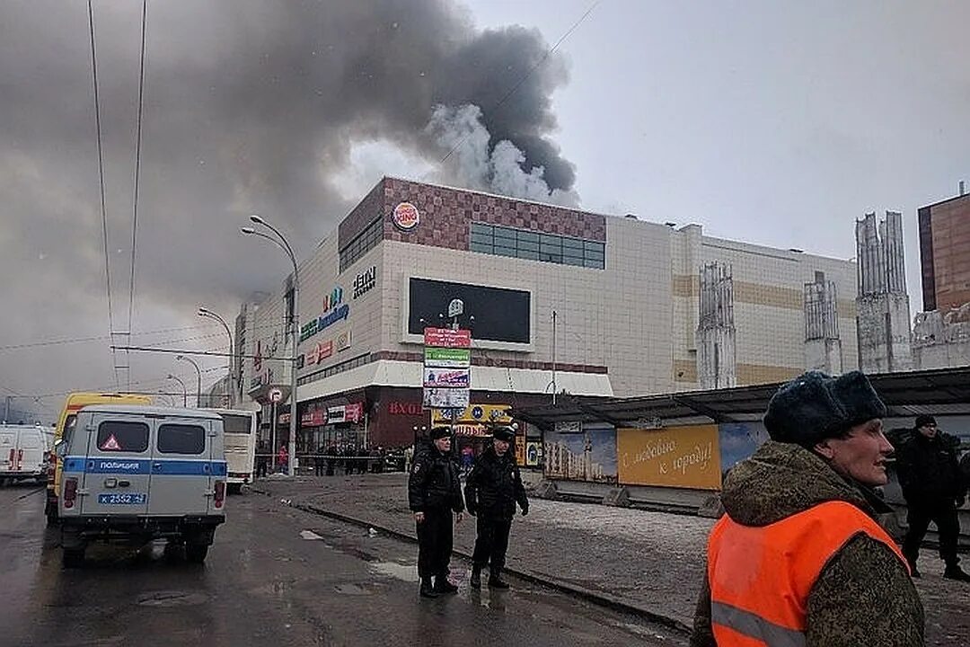 Сгорел кинотеатр. ТЦ зимняя вишня Кемерово. Зимняя вишня центр Кемерово. Торговый центр вишня Кемерово. Кемерово торговый комплекс зимняя вишня.