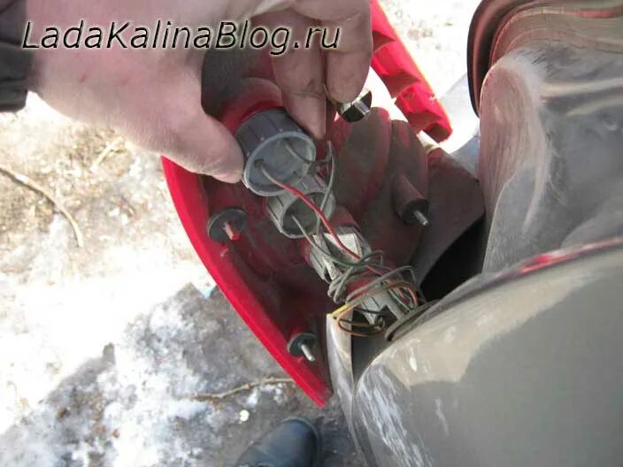 Лампа стоп сигнала лада калина. Как поменять стоп сигнал на калине. Приора 2012 лампа стоп сигнала. Лада калина 2 лампа стопа. Калина универсал 1117 стоп сигналы.